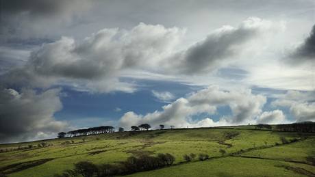 Oblohu v p�í�tích dnech potáhnou mraky. Ilustra�ní foto