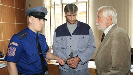 Brnnský krajský soud potrestal Jiího Veee (vlevo) za vradu zlínského obchodníka 21 lety vzení.