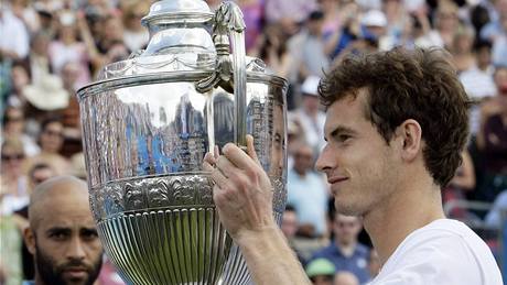 Andy Murray s trofejí pro vítze turnaje v Queen´s Clubu, který britský tenista nevyhrál 71 let