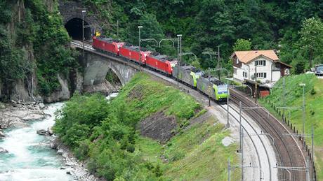 Lokomotivy se probíjí vysoko do hor. Tunel u obce Wassen.