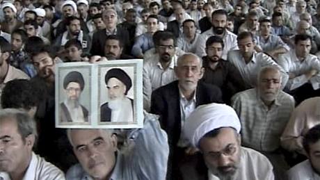 Íránci pi kázání ajatolláha Chameního v Teheránu (19. ervna 2009)