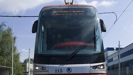 Vyjetí nového typu tramvaje do praských ulic brání technické problémy.