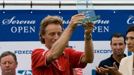 Bernhard Langer s vítznou trofejí na Casa Serena Open