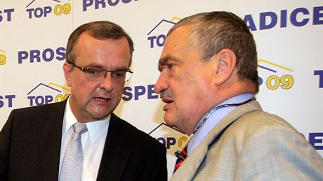 Miroslav Kalousek a Karel Schwarzenberg na tiskové konferenci strany TOP 09 v Praze (11. ervna 2009)