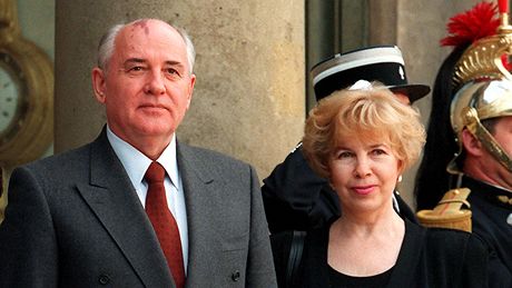 Michail a Raisa Gorbaovovi pi návtv Paíe (3. listopadu 1994)