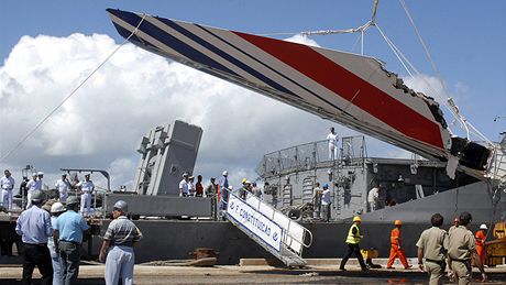 Vykládání trosek ze ztraceného airbusu Air France v pístavu v Recife (14. ervna 2009)