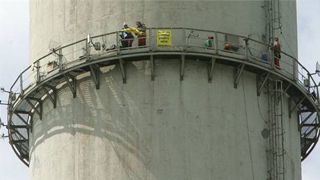 Aktivisté Greenpeace vylezli ve stedu na tísetmetrový komín elektrárny Prunéov II (10. ervna 2009)