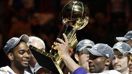 Basketbalisté Los Angeles Lakers s trofejí pro vítze NBA