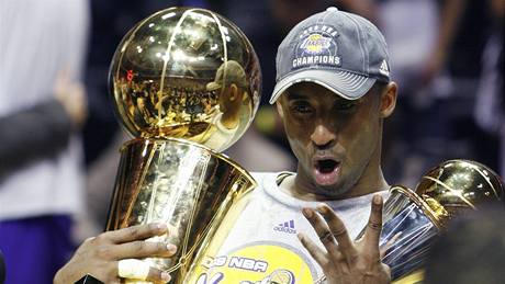 LA Lakers: Kobe Bryant a náru plná trofejí