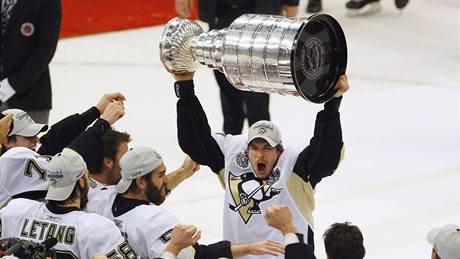 Pittsburghský kapitán Sydney Crosby se Stanley Cupem nad hlavou.