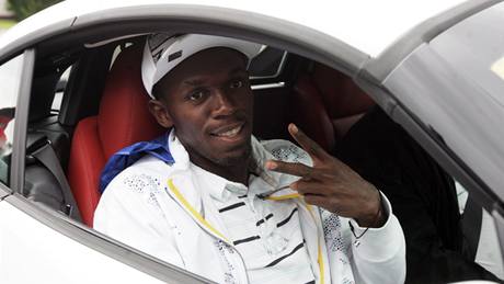 Usain Bolt na cestách. Svá známá gesta si vozí sebou.