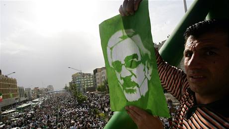 Demonstrací proti výsledkm voleb se v Teheránu zúastnily desetitisíce stoupenc Músávího (15. ervna 2009)