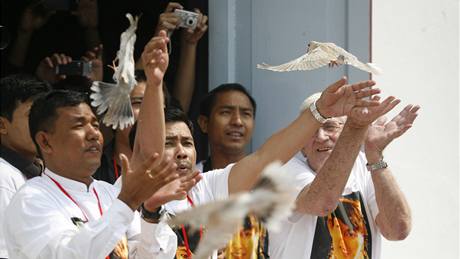 P�íznivci Su �ij vypou�t�jí p�i oslav� jejích narozenin holubice míru