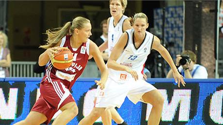 Petra Kulichová (�íslo 13) se sna�í zastavit unikající Loty�ku Sabine Niedolovou