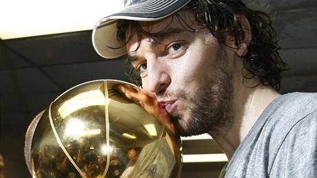 Pau Gasol s trofejí pro ampiona NBA