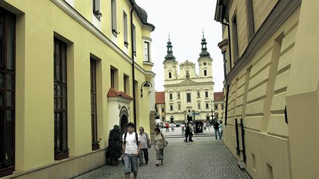 Do tí týdnu musí uherskohradiská farnost zabezpeit spadlou ímsu kostela svatého Frantika Xaverského. Ilustraní foto z Uherského Hradit