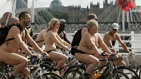 Nazí cyklisté vyrazili do londýnských ulic v rámci 6. ro�níku akce World Naked Bike Ride, která protestuje proti nadm�rné spot�eb� ropy a automobilové kultu�e. 13. 6. 2009 