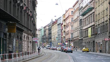 Vtin zájemc o byt v Plzeské ulici na Smíchov vadilo mnoství projídjících aut.