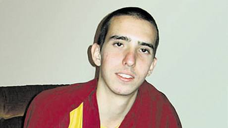 Osel Torres jako mnich Tenzin Osel Rinpohe