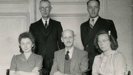 Otec Anne Frankové Otto Frank (uprostřed)