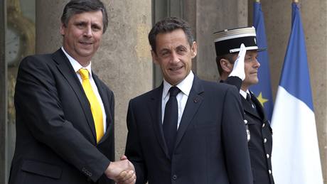 Francouzský prezident Nicolas Sarkozy vítá v Elysejském paláci eského premiéra Jana Fischera (12. ervna 2009)
