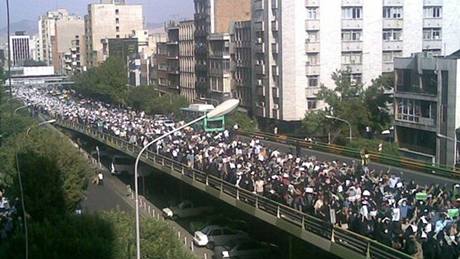 Opoziní protesty v íránské metropoli pokraují pátým dnem. Snímek vydaný na webu Twitter 17. ervna 2009.
