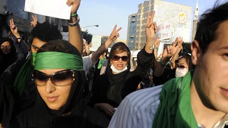 Frustrované davy volají na námstích Smrt Ahmadíneádovi! Odtud je jen krek k heslu Smrt islámské teokracii!