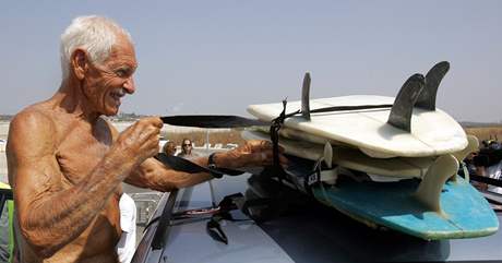 Don Paskowitz, 86let surfa z Kalifornie, pivezl Palestincm z Gazy tucet prken 