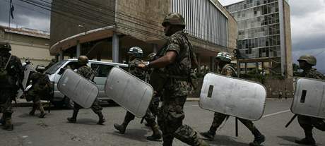 Pu v Hondurasu. Vojci v ulicch metropole Tegucigalpy (28. ervna 2009)