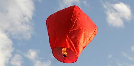 Na Festivalu politické písn 2009 probhla i instruktá k vyputní balonu se páním. Jejich hromadné vyputní by se mlo uskutenit pi sokolovských ohostrojích. (20. 6. 2009)