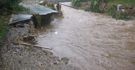 Zdevastovan silnice mezi Bernarticemi a Bukovou. (27. 6. 2009)  