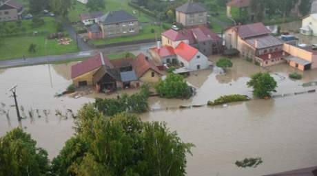 Povodn na Novojiínsku z vrtulníku záchranné sluby. (25.6.2009)