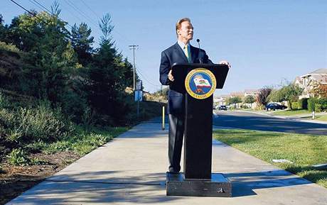 Z pohledu prezidenta Baracka Obamy kalifornská krize ohrouje jeho vlastní reformní agendu; kalifornský guvernér Arnold Schwarzenegger.