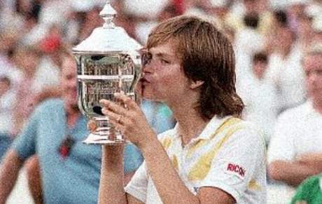 Hana Mandlkov s trofej pro vtzku US Open 1985