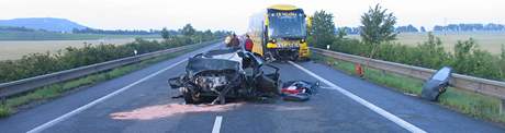Pi tragick nehod u Hornch Vstonic se srazil autobus s osobnm autem. Sedmatyicetilet idi osobnho vozu stet nepeil