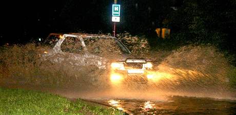 Zaplavená Zaovská ulice ve Valaském Meziíí. (24. ervna 2009)