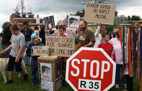 Protesty odprc byly marné, v Libereckém kraji proel návrh, aby silnice R35 vedla eským rájem. (foto ze 21. 6. 2009)