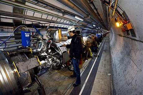 Technik v jedné z ástí CERNu.