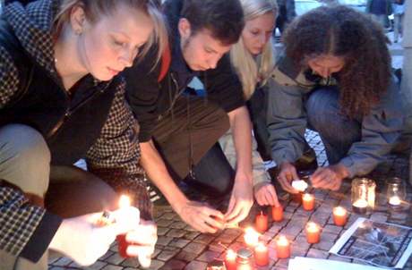 Aktivisté zapálili ped sídlem SSD svíce za obti komunismu (23. ervna 2009)