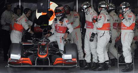 Heikki Kovalainen vystupuje z vozu McLaren