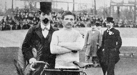 Maurice Garin (na snímku) vyhrál v roce 1903 první roník Tour de France. Ková Dargassies za ním zaostal o tvrnáct hodin.