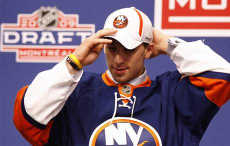 John Tavares obléká pi draftu NHL dres New Yorku Islanders.