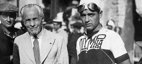 Henri Desgrange (vlevo) stál u zrodu Tour de France.