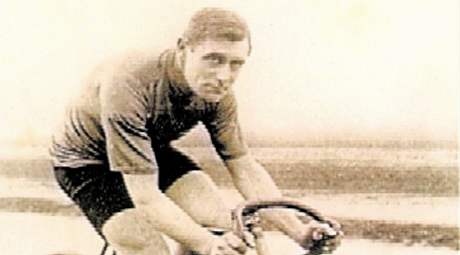 Eugéne Christophe, první cyklista, který jel na Tour de France ve lutém trikotu.
