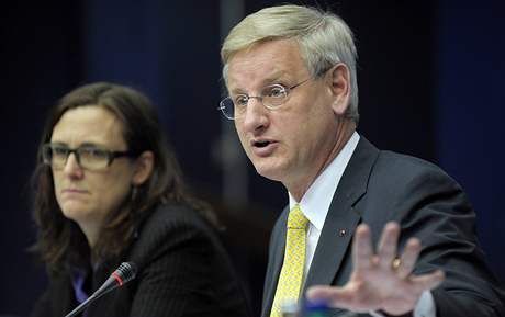 védský ministr zahranií Carl Bildt (vpravo) a ministryn pro roziování EU Cecilia Malmströmová vyhlaují priority védského pedsednictví (22. ervna 2009)