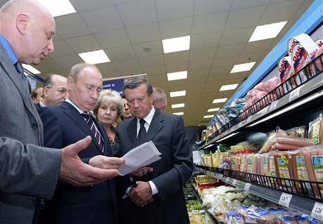 Vladimir Putin éfovi supermarketu vysvtluje, jak drahé párky jsou v jeho etzci