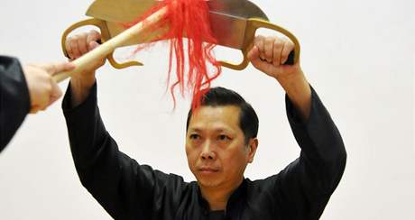 Lam Chun Sing pi tréninku instruktor z brnnské koly kung-fu