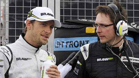 Jenson Button (vlevo) po Velké cen Británie