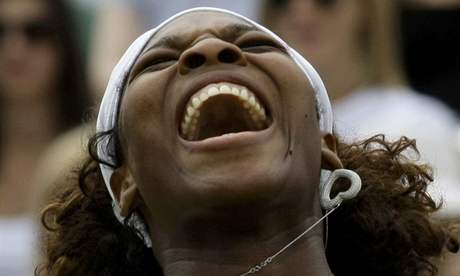 Serena Williamsov se raduje z vhry ve tetm kole Wimbledonu