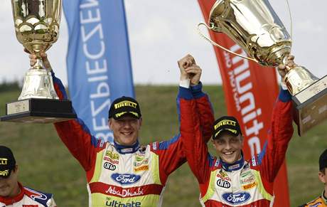 Finský pilot Mikko Hirvonen (vpravo) a jeho spolujezdec Jarmo Lehtinen slaví výhru v Polské rallye